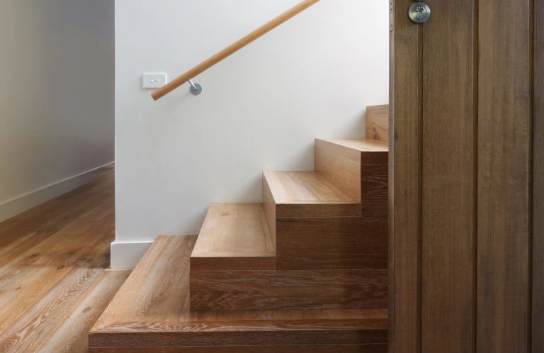 Drewniane schody obok drzwi